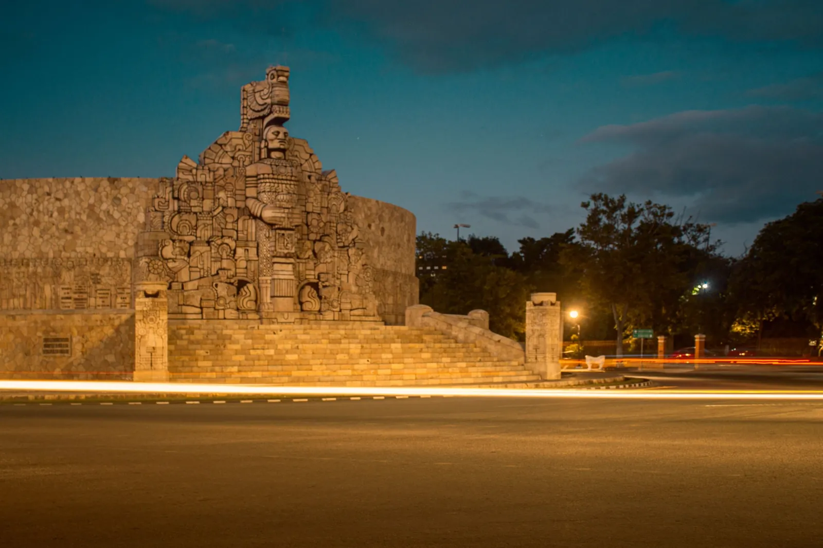 Monumento a la Patria de noche, sobre el Paseo de Montejo en Mérida